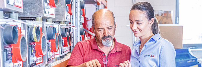 Mann und Frau mit Tablet am Arbeitsplatz