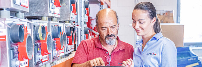 [Translate to Dansk:] Mann und Frau mit Tablet am Arbeitsplatz